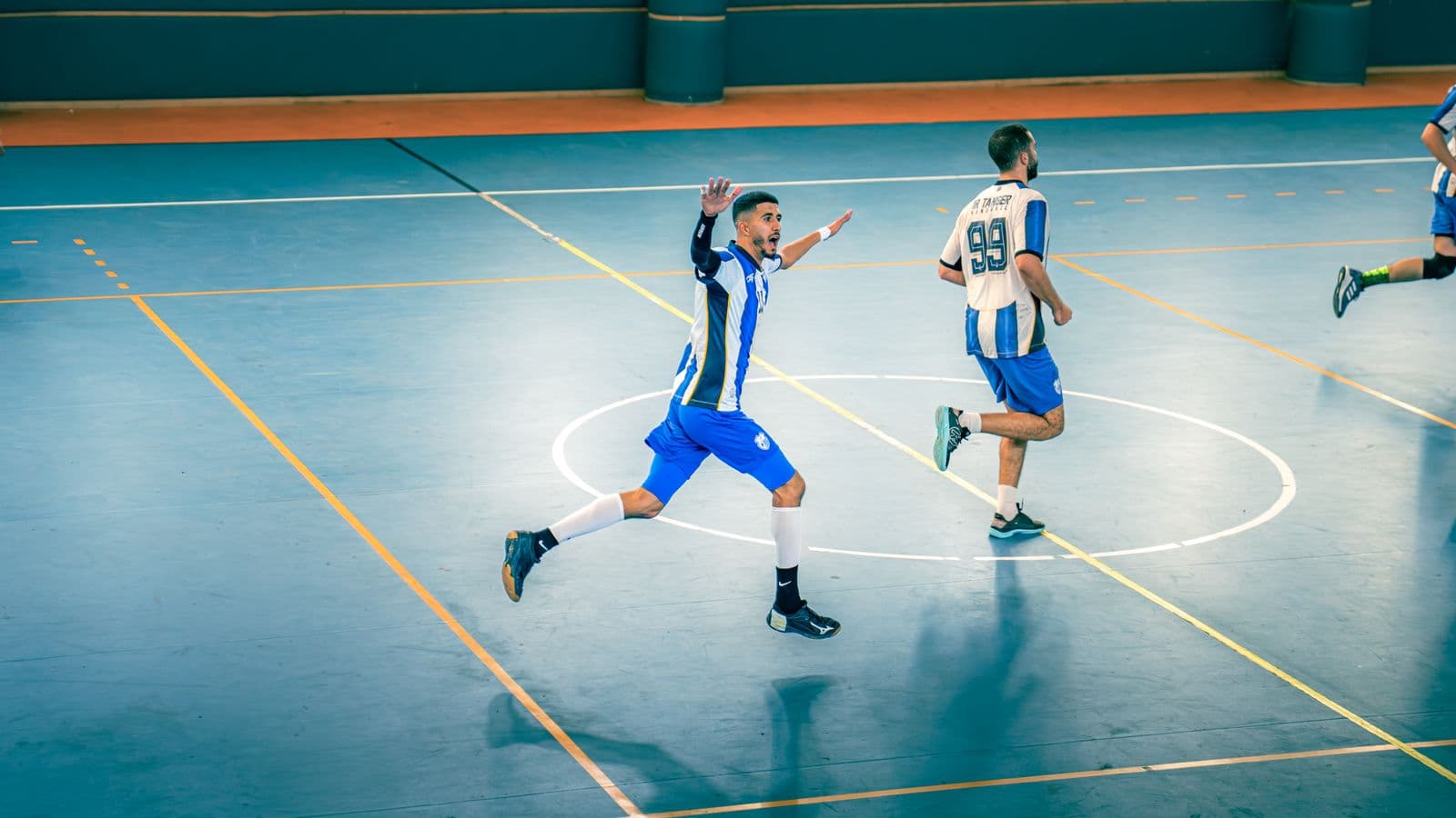 Pemain futsal berebut bola di lapangan indoor